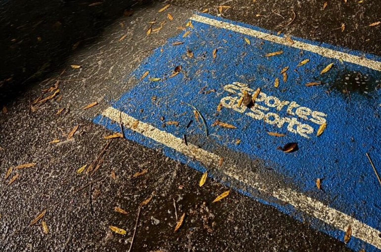 Pintura sendo apagada na pista de cooper do Parque da Jaqueira