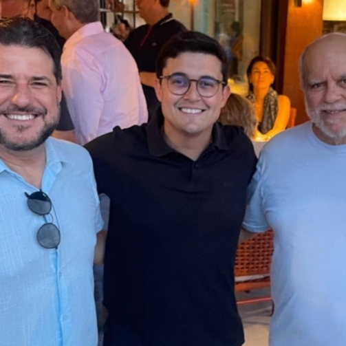 Em clima de confraternização, o advogado Nelson Barbosa, o vice-prefeito Victor Marques e o deputado estadual Waldemar Borges