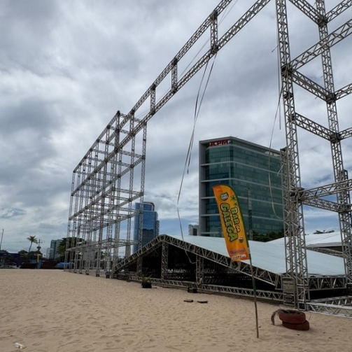 Estrutura está sendo montada na praia do Pina