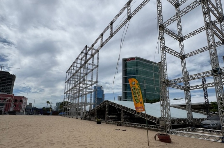 Estrutura está sendo montada na praia do Pina