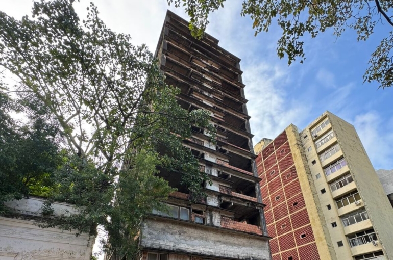 Edifício esqueleto que assusta moradores da Boa Vista está abandonado desde a década de 60