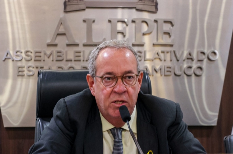 Empregados terceirizados, muitas vezes contratados por indicação política, cresceram 48,4% na gestão Álvaro Porto - Foto: Jarbas Araújo - Alepe