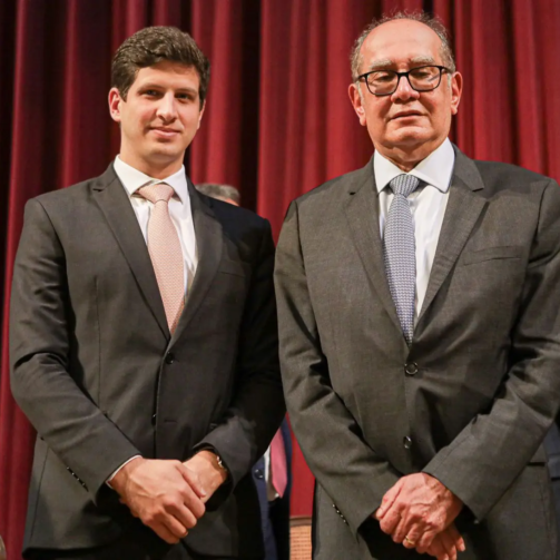 Gilmar Mendes e João Campos na cerimônia em que o prefeito homenageou o ministro com a maior honraria da Prefeitura do Recife