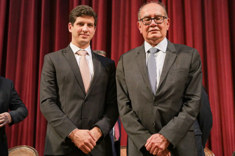 Gilmar Mendes e João Campos na cerimônia em que o prefeito homenageou o ministro com a maior honraria da Prefeitura do Recife