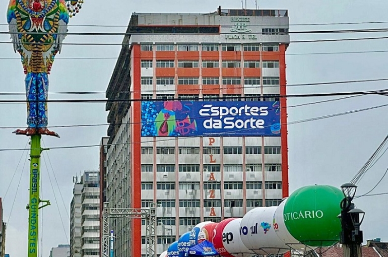 Propaganda de empresa marcou visual do Carnaval Recife 2026