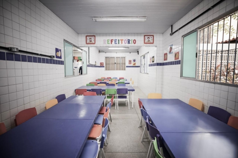Rede municipal chega ao segundo mês de aulas com a maior parte dos alunos sem fardamento e sem kit escolar - Foto: Prefeitura do Recife