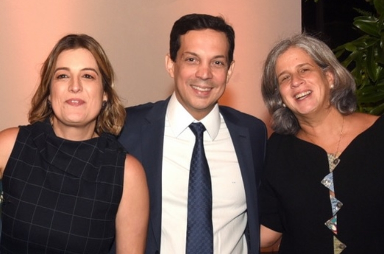 Carlos Neves, Milu Megale e Renata Campos na posse do ex-advogado do PSB como conselheiro do TCE-PE - Foto: Banco de imagens/TCE