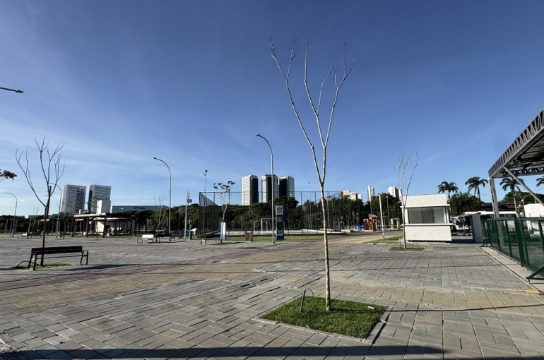 Parque Eduardo Campos foi inaugurado com poucas áreas verdes e muito concreto