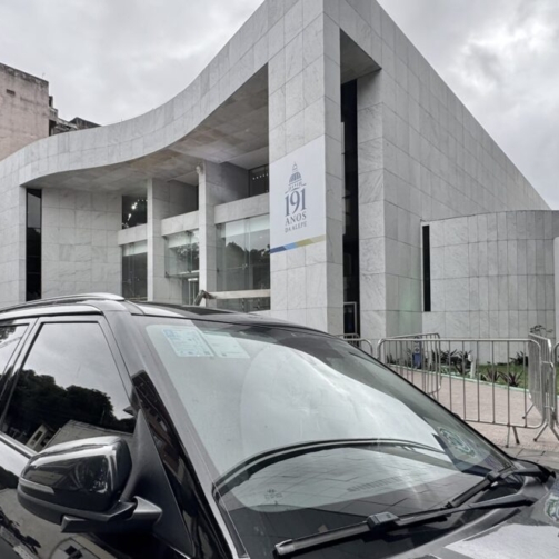 Contratos para aluguel de SUVs de luxo receberam aditivos às vésperas do período eleitoral de 2026