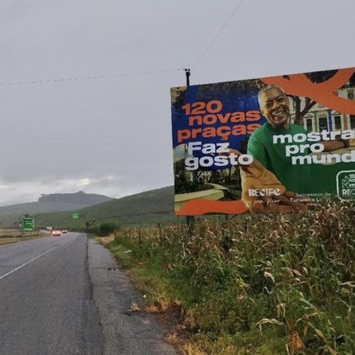 Dezenas de outdoors foram espalhados pela Prefeitura do Recife em Pernambuco a título de "promoção turística"