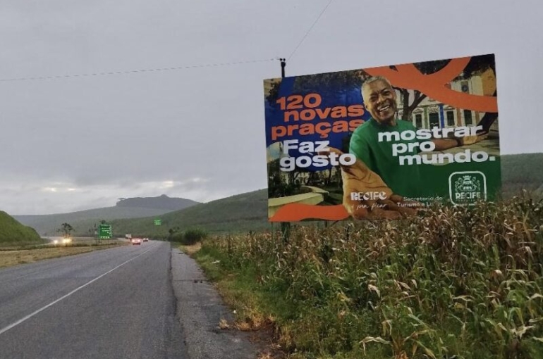 Dezenas de outdoors foram espalhados pela Prefeitura do Recife em Pernambuco a título de "promoção turística"
