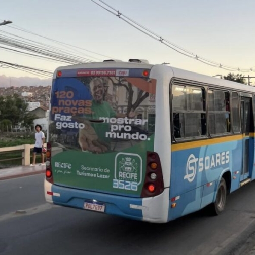 Õnibus em Gravatá foram adesivados com propaganda da gestão João Campos no Recife