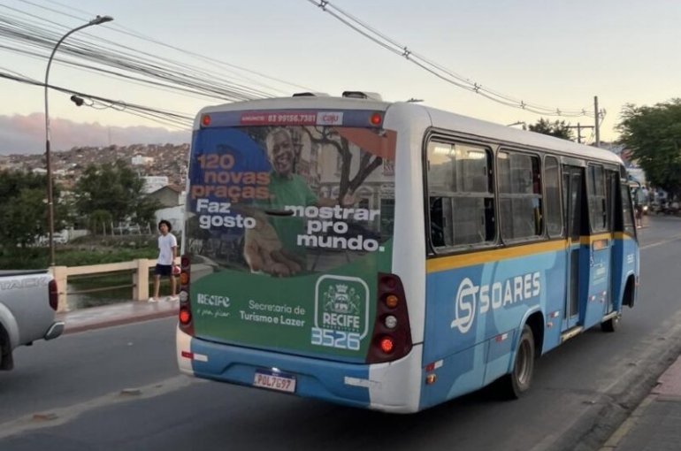 Õnibus em Gravatá foram adesivados com propaganda da gestão João Campos no Recife