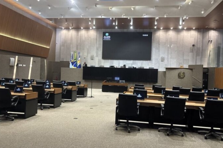 Comando da Alepe insistiu na licitação, mas recuou novamente ontem - Foto: Betânia Santana/Folha de PE