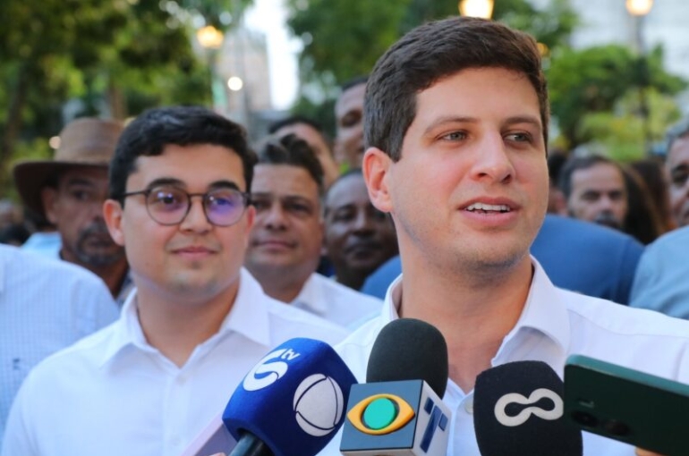 João Campos e Victor Marques fizeram remanejamentos aumentando o orçamento da promoção turística, ação que está pagando campanha publicitária com fins políticos - Foto: Paullo Almeida/Folha de PE